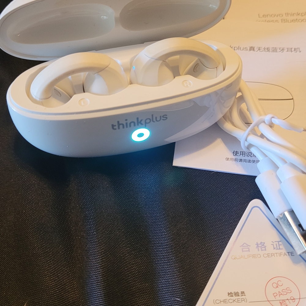 Lenovo Thinkplus Earbuds in Red and White